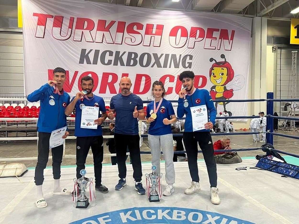 AKDENİZ BELEDİYE SPOR KULÜBÜ BÜNYESİNDE MÜCADELE EDEN KİCK BOKS SPORCULARI,