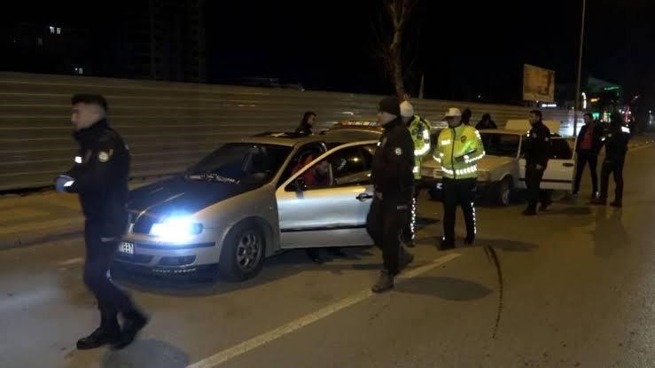 AKSARAY’DA MODİFİYELİ ARAÇLARIN PEŞİNE DÜŞEN POLİS ÇEVREYE RAHATSIZLIK VEREN ARAÇLARA