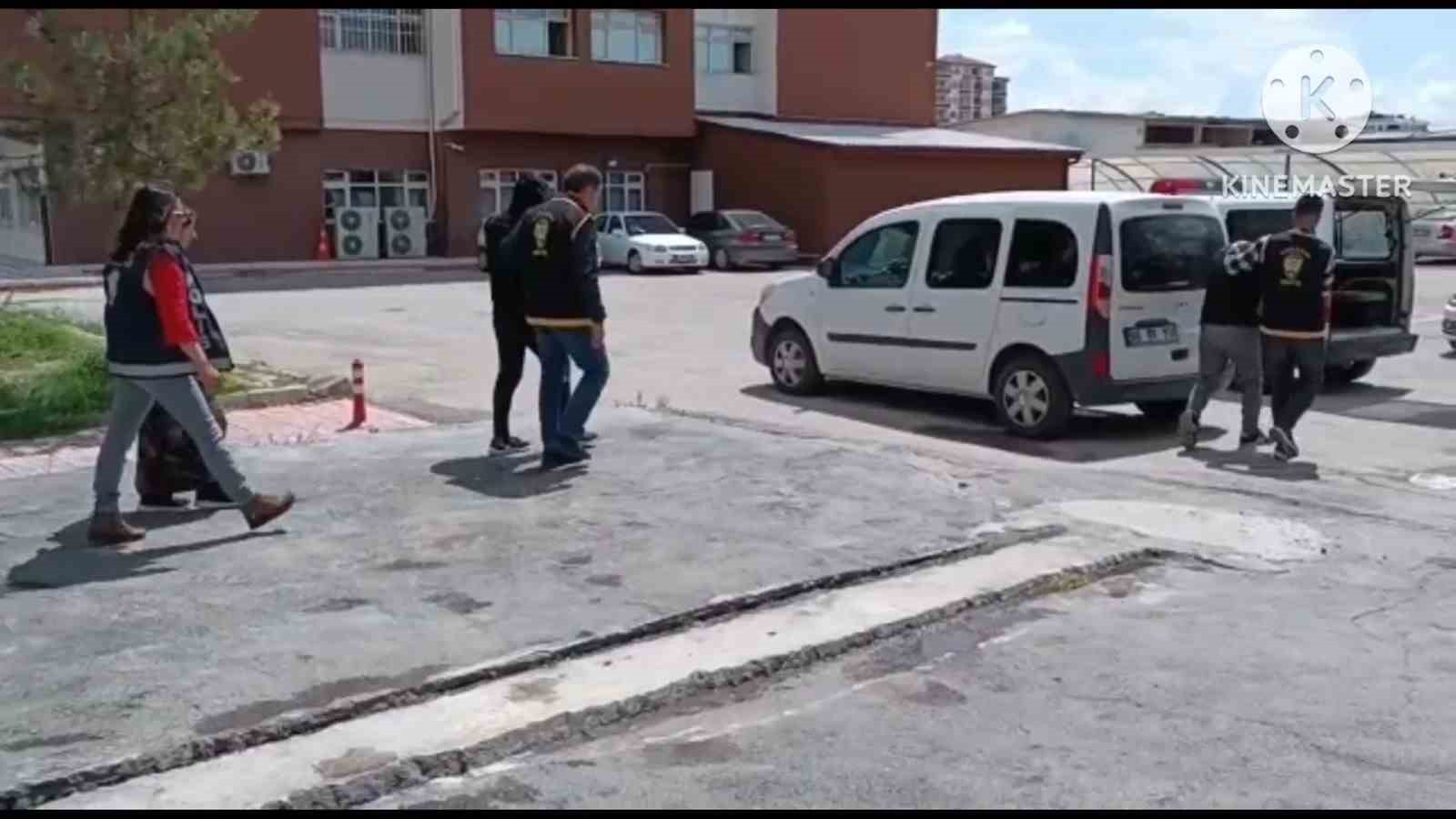 AKSARAY’DA OTOMOBİL HIRSIZLIĞINA KARIŞTIKLARI BELİRLENEN VE POLİSİN OPERASYONUYLA YAKALANAN 3
