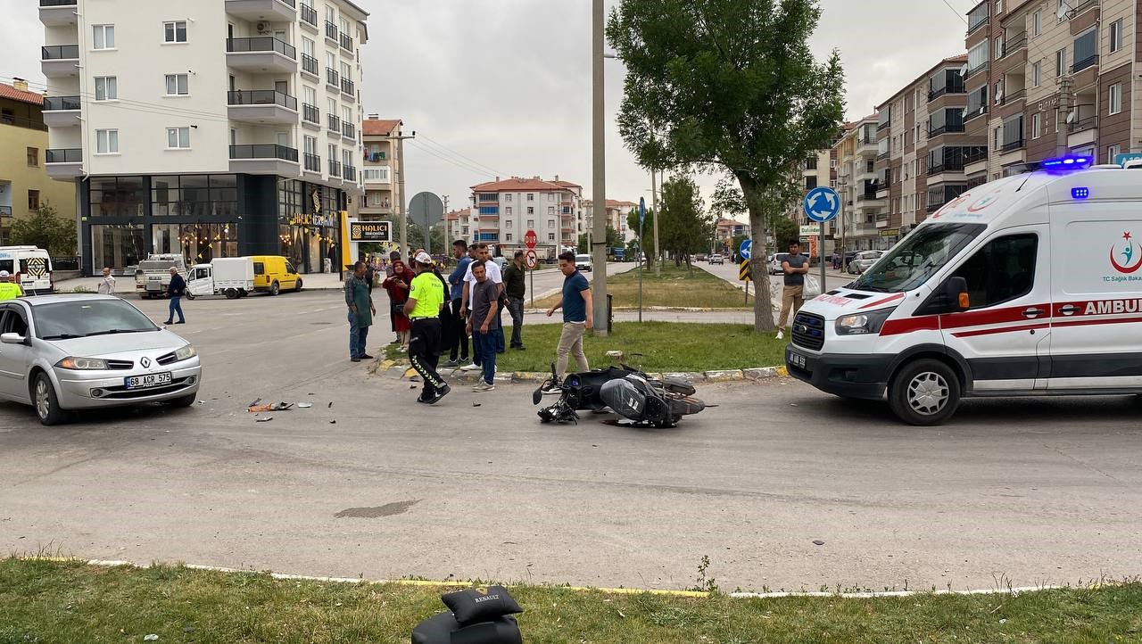 AKSARAY’DA OTOMOBİL İLE MOTOSİKLETİN ÇARPIŞMASI SONUCU MEYDANA GELEN TRAFİK KAZASINDA