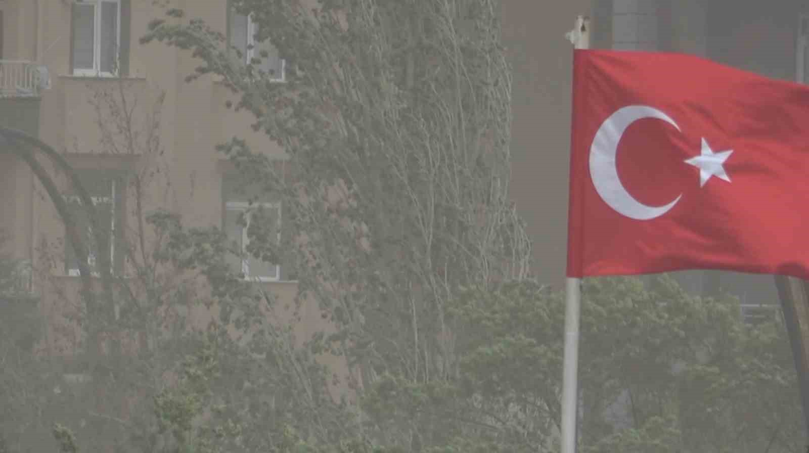 AKSARAY’DA AKŞAM SAATLERİNDE ETKİLİ OLAN ŞİDDETLİ RÜZGAR ŞEHİRDE TOZU DUMANA