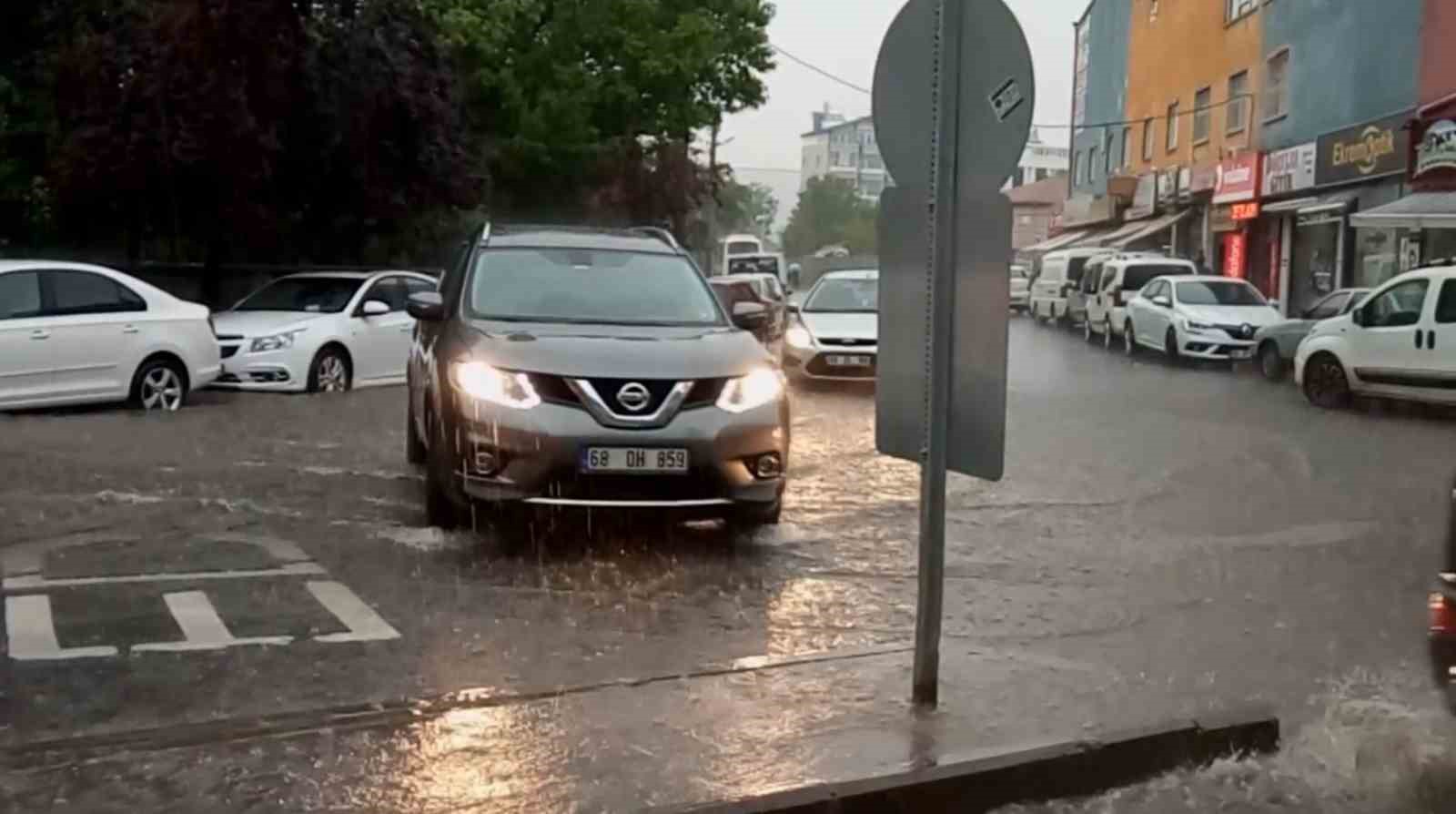 AKSARAY’DA ÖĞLE VE AKŞAM SAATLERİNDE ETKİLİ OLAN YAĞMUR YAĞIŞI HAYATI