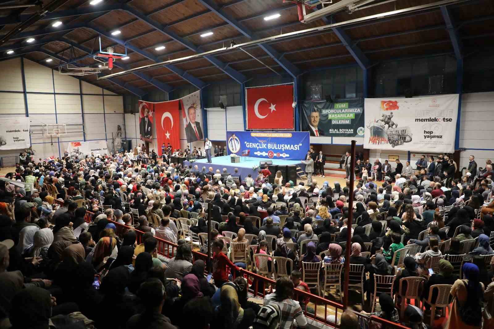 AKYAZI SPOR SALONU’NDA EĞİTİMCİ-YAZAR HAYATİ İNANÇ'IN KATILIMLARI İLE ‘GENÇLİK BULUŞMASI’