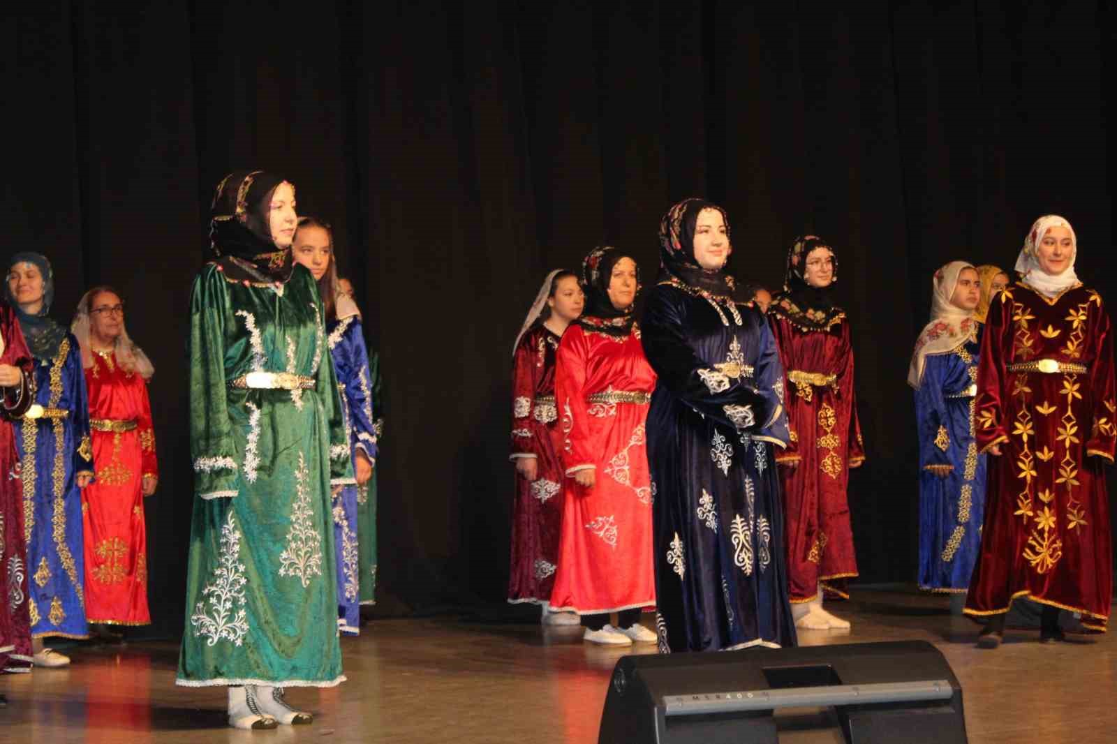 AKYURT’TA AÇILAN BİNDALLI KURSUNDA DİKİLEN YÖRESEL KIYAFETLER, DÜZENLENEN DEFİLE İLE