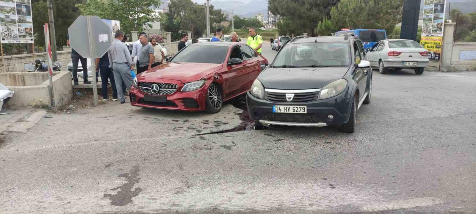 ALANYA’NIN DEMİRTAŞ MAHALLESİ’NDE 3 OTOMOBİLİN KARIŞTIĞI TRAFİK KAZASINDA 2 KİŞİ