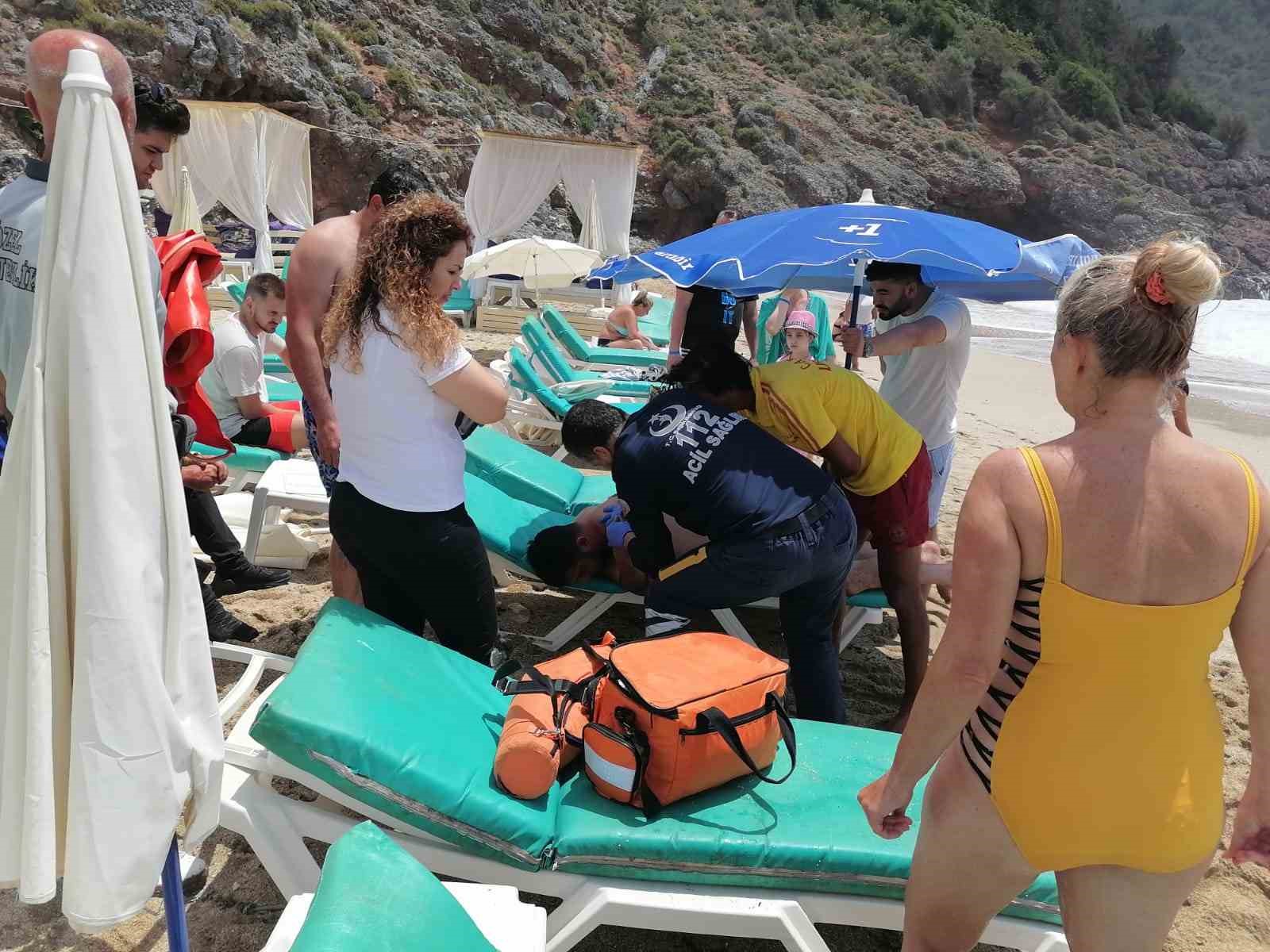 ALANYA’DA BOĞULMA TEHLİKESİ GEÇİREN  2 KİŞİ, CANKURTARAN VE PLAJDAKİ
