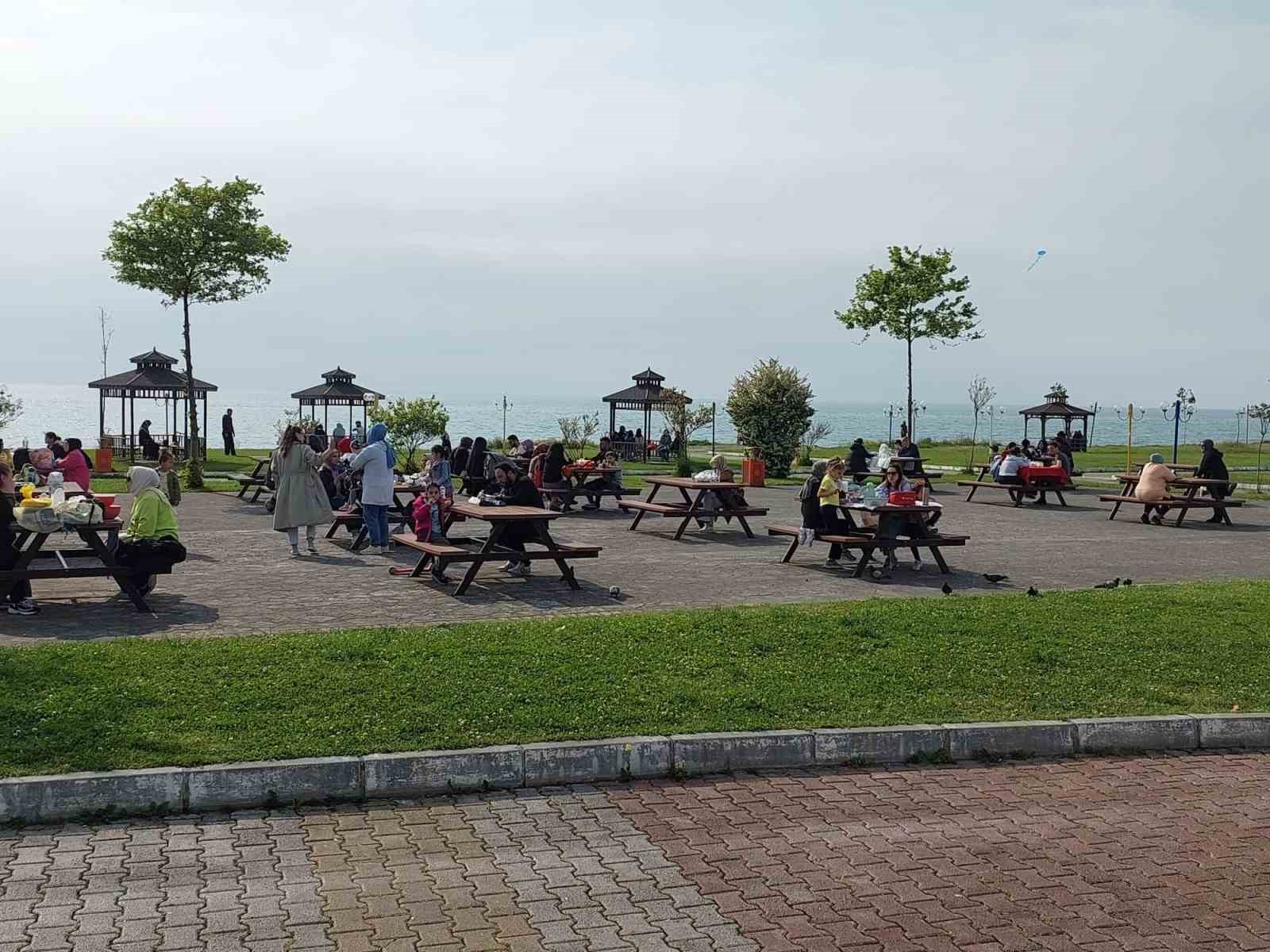 ZONGULDAK’IN ALAPLI İLÇESİNDE HAVA SICAKLIĞI 18 DERECEYE ULAŞINCA VATANDAŞLAR SAHİLLERE