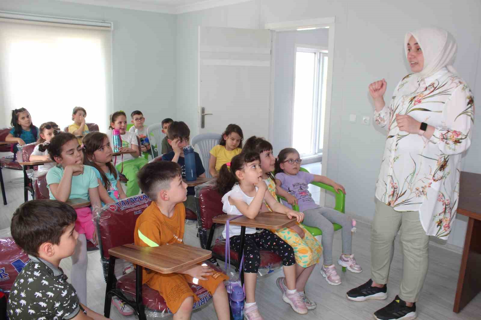 MANİSA’NIN ALAŞEHİR İLÇESİNDE MUSTAFA BEŞİKÇİOĞLU İLKOKULU ANASINIFI ÖĞRENCİLERİ, OKULDA ÖĞRENDİKLERİ