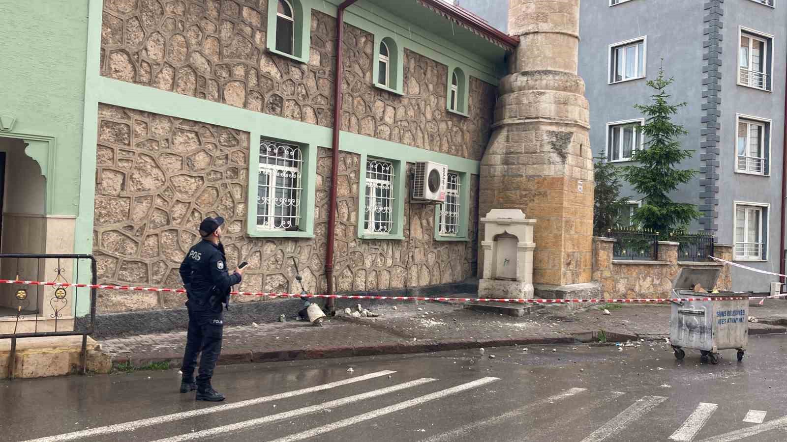 SİVAS’TA YILDIRIM DÜŞMESİ SONUCU CAMİ MİNARESİNİN ALEMİ KOPARAK YERE DÜŞTÜ.