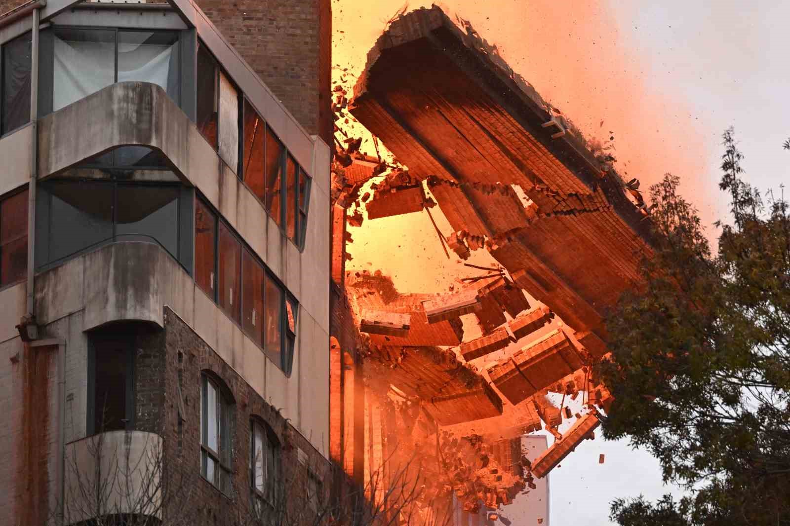 AVUSTRALYA’NIN SYDNEY KENTİNDE ALEVLERİN SARDIĞI BİR BİNANIN ÜST KATINDAKİ DUVAR