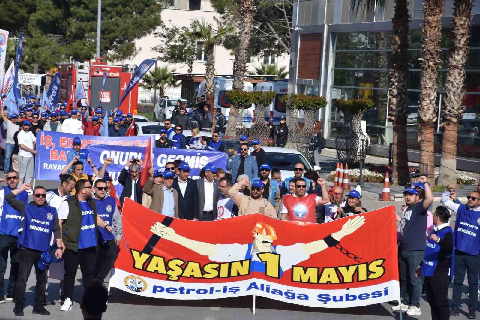 ALİAĞA PETROL İŞ SENDİKASI ÖNÜNDE BİR ARAYA GELEN GRUP, DEMOKRASİ
