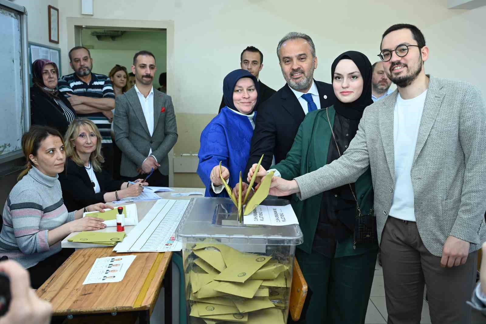 BURSA BÜYÜKŞEHİR BELEDİYE BAŞKANI ALİNUR AKTAŞ, OYUNU CUMHURİYET ANADOLU LİSESİ’NDE