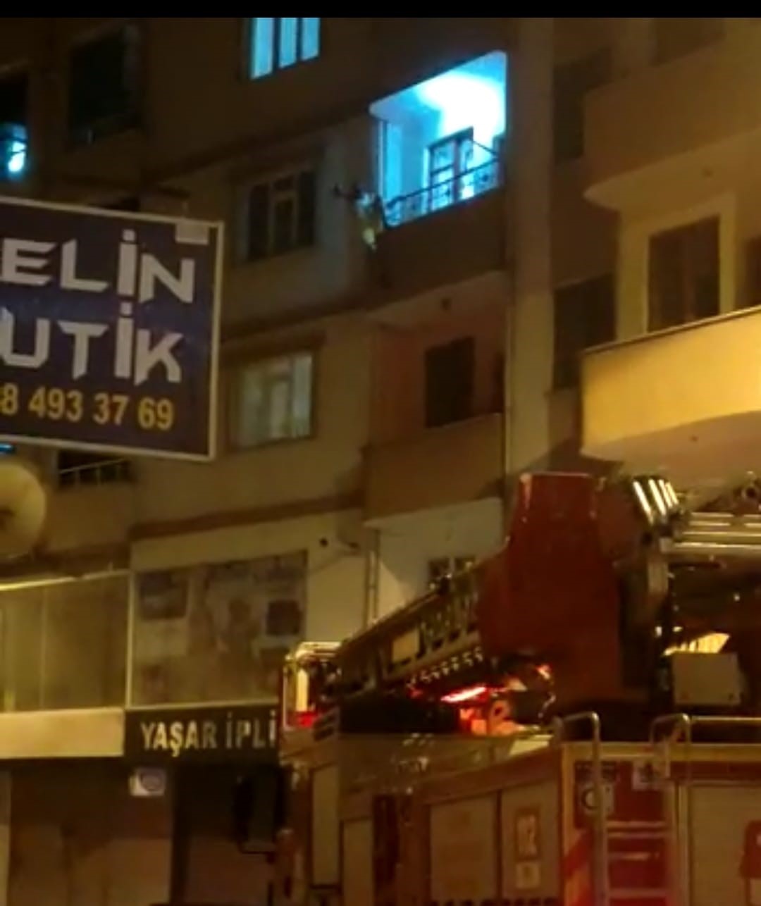 SARHOŞ OLAN ADAM, BALKONA ÇIKARAK İNTİHAR EDECEĞİM DEDİ
