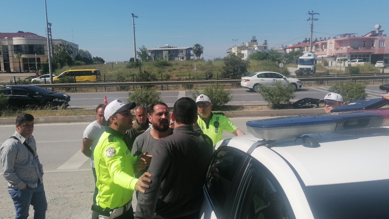 ANTALYA’NIN MANAVGAT İLÇESİNDE ALKOLLÜ SÜRÜCÜNÜN NEDEN OLDUĞU 5 ARAÇLI ZİNCİRLEME