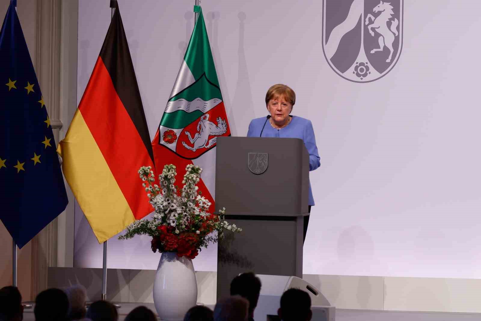 ALMANYA’NIN ESKİ BAŞBAKANI MERKEL DEVLET ÖDÜLÜ İLE ONURLANDIRILDI