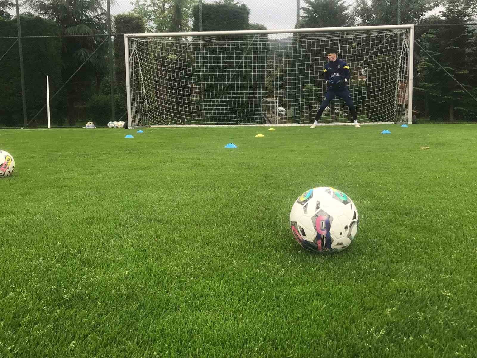 FENERBAHÇE’DE BEL FITIĞI NEDENİYLE AMELİYAT EDİLEN VE BİR SÜREDİR SAHALARDAN