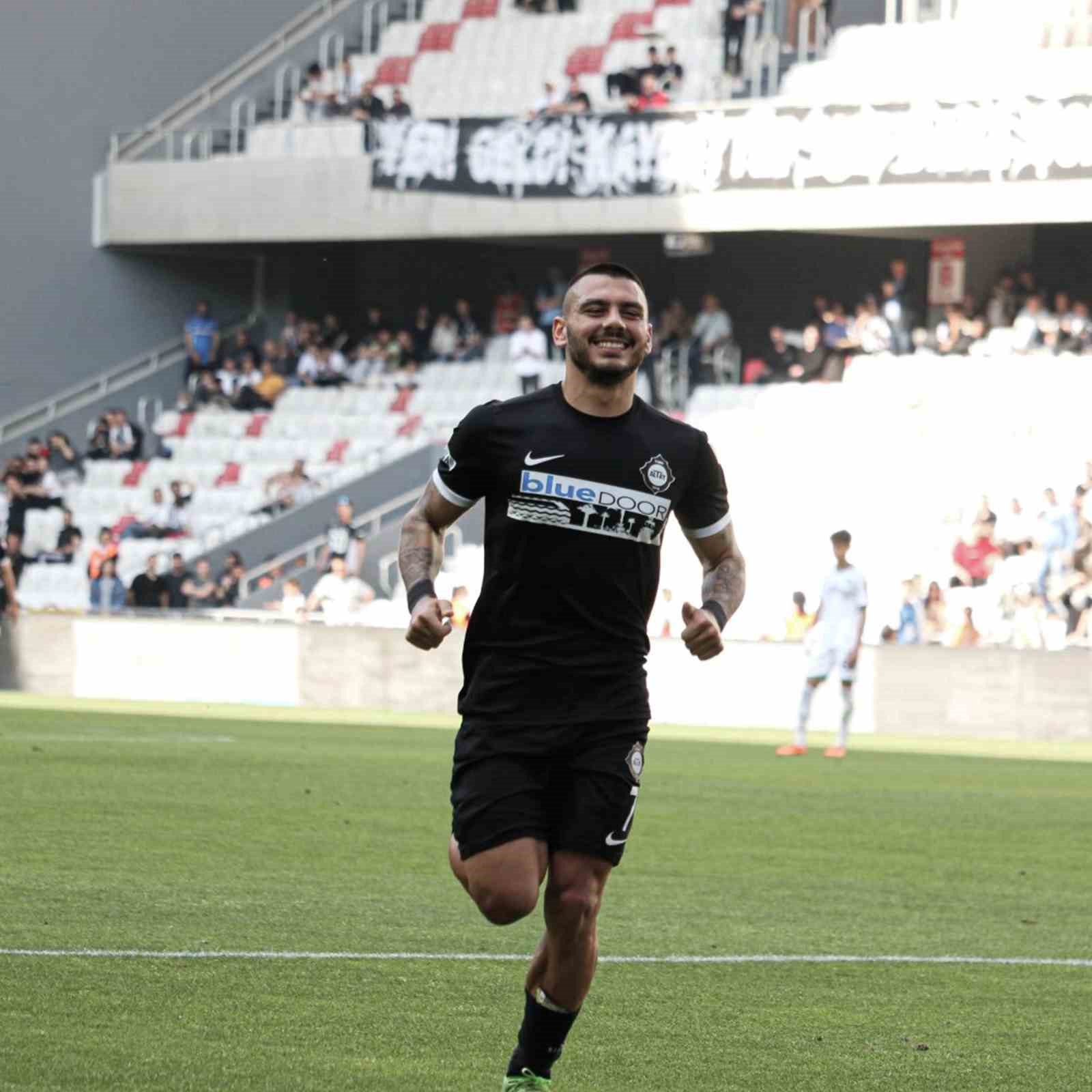 ALTAY'IN 21 YAŞINDAKİ FUTBOLCUSU EREN ERDOĞAN, BU SEZON YAPTIĞI 5