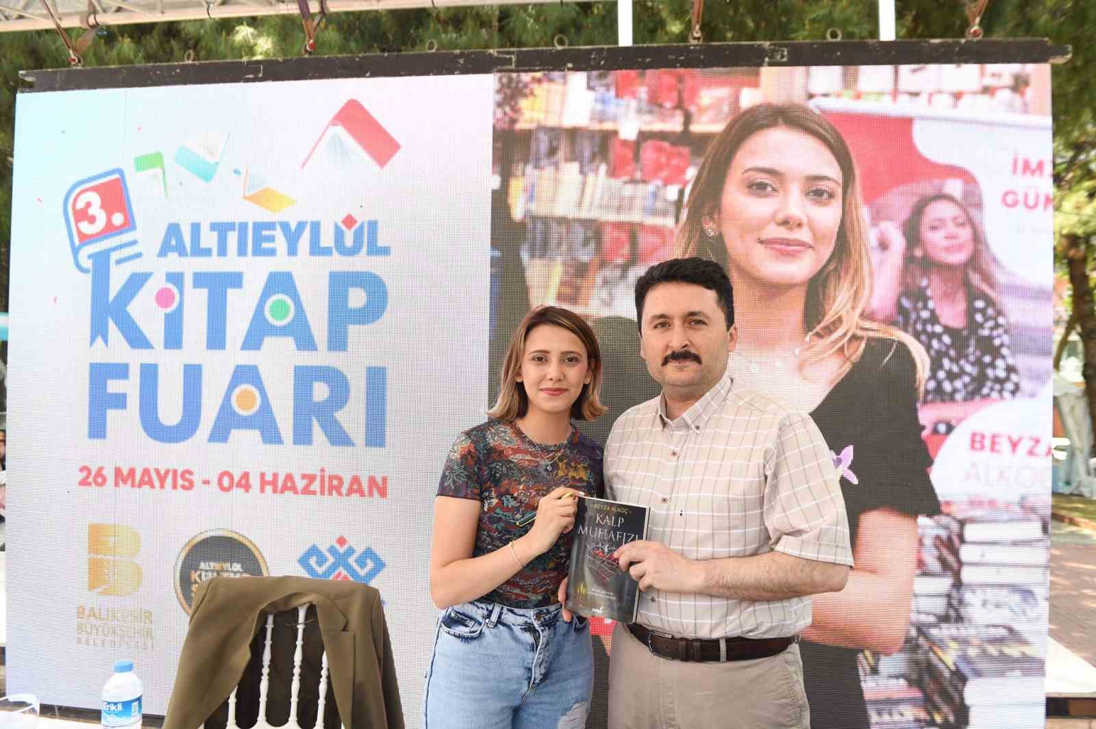 ALTIEYLÜL KİTAP FUARINDA YAZARLARA BÜYÜK İLGİ