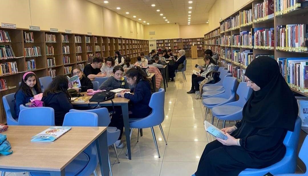 ALTINOVA İLÇE HALK KÜTÜPHANESİ’NDE ANLAMLI BİR ANNELER GÜNÜ ETKİNLİĞİ DÜZENLENDİ.