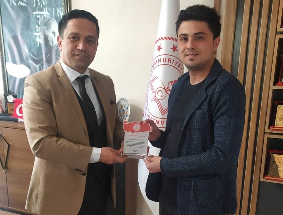 ALTINTAŞ’TA DEPREM BÖLGESİNDE GÖREV YAPAN ÖĞRETMENLERE PLAKET
