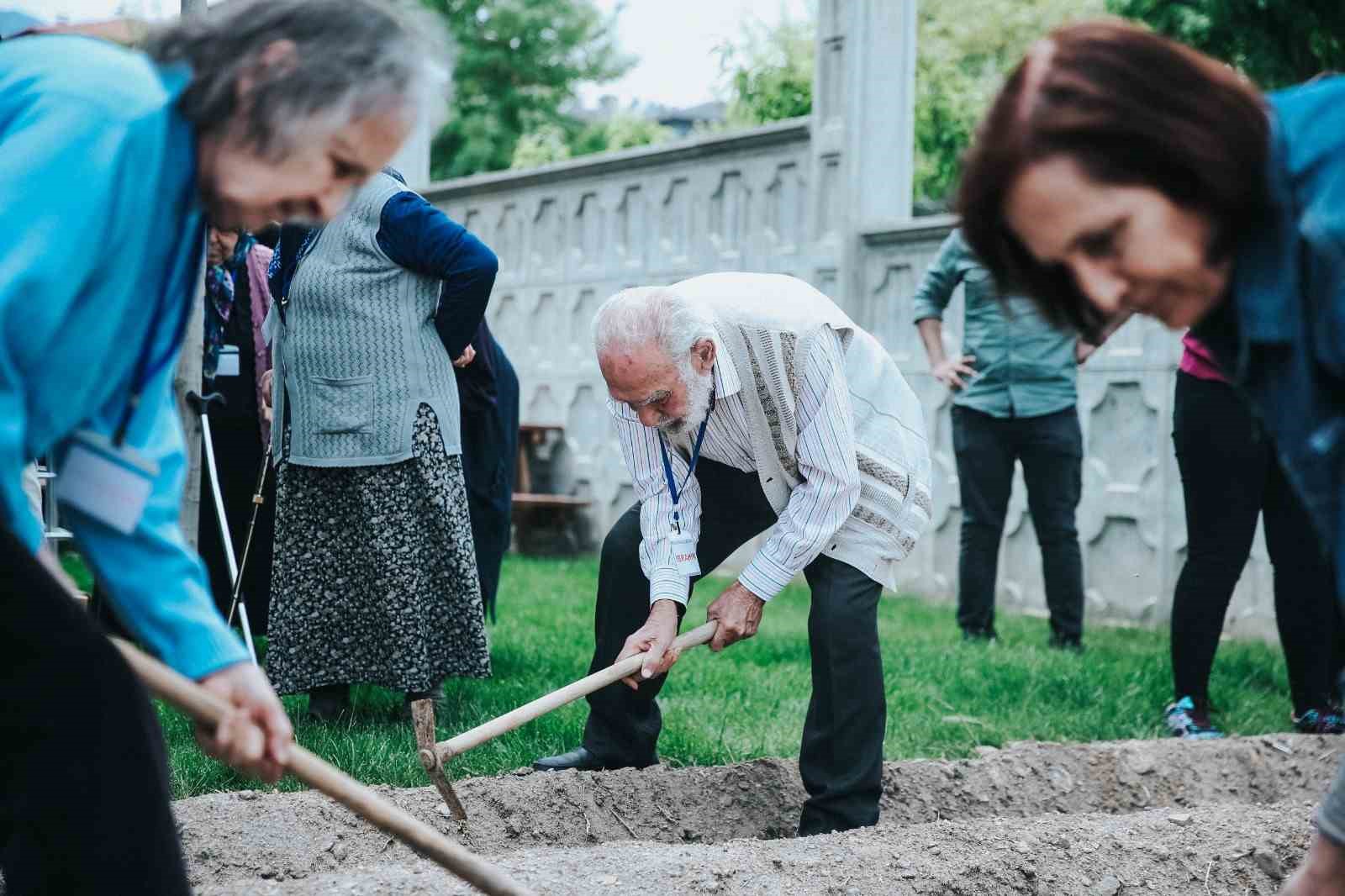 MERKEZEFENDİ BELEDİYESİ TARAFINDAN ÜRETİCİLERE DESTEK VERMEK AMACIYLA DAĞITILAN FİDELERİN BİR