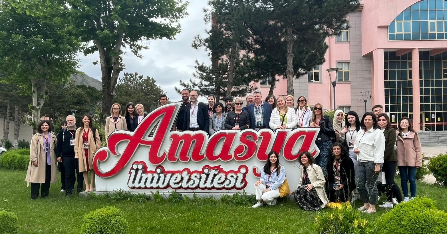 AMASYA ÜNİVERSİTESİ, AVRUPA’DAKİ 8 FARKLI ÜLKEDEN 21 AKADEMİSYENİ ‘1 ST