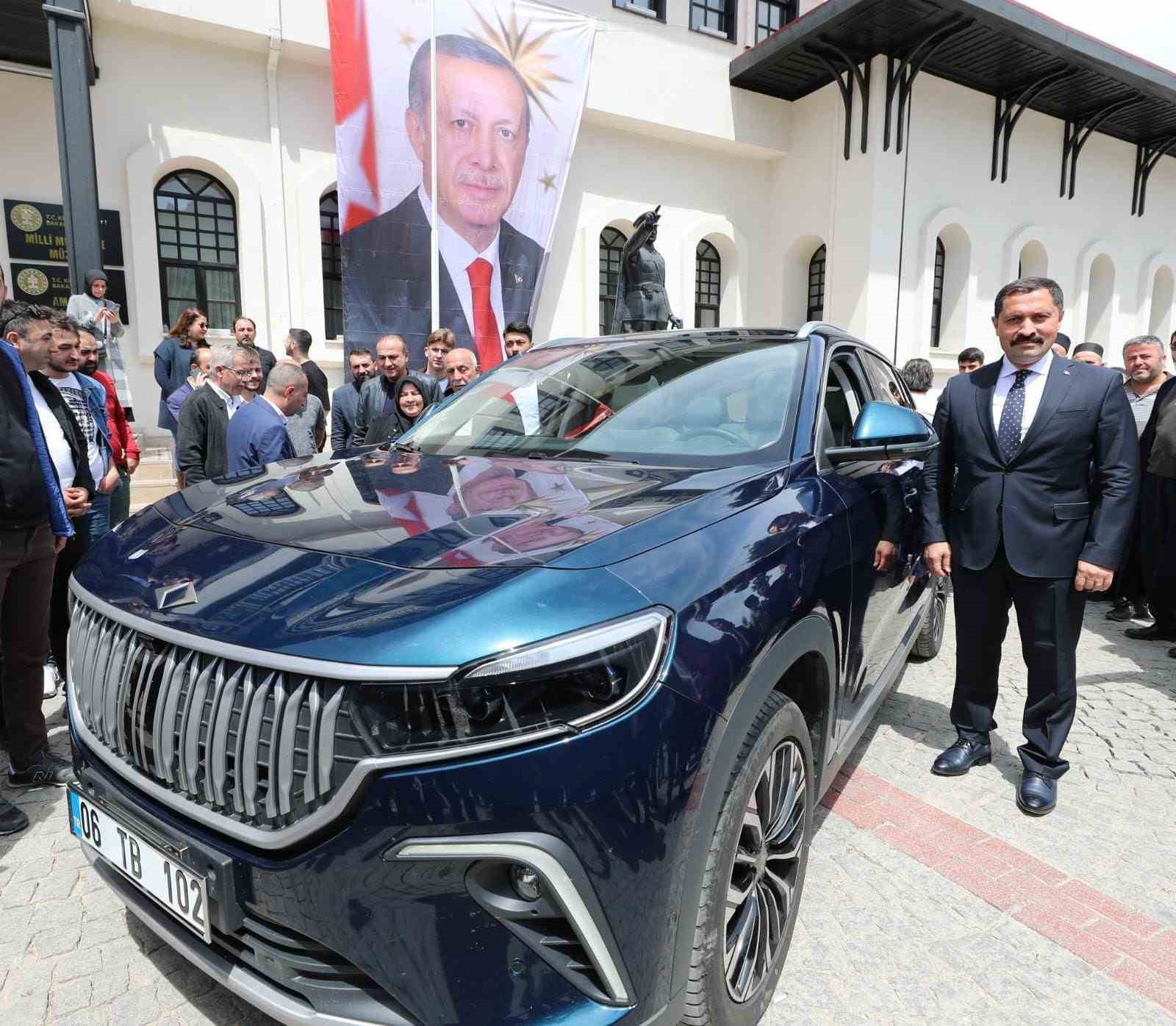AMASYA VALİSİ MUSTAFA MASATLI, YERLİ OTOMOBİL TOGG’UN DİREKSİYONUNA GEÇEREK ŞEHİR