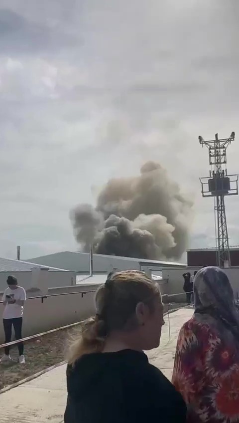 AMASYA’NIN MERZİFON İLÇESİNDE BİR FABRİKADA YANGIN ÇIKTI. DUMANDAN ETKİLENEN 8