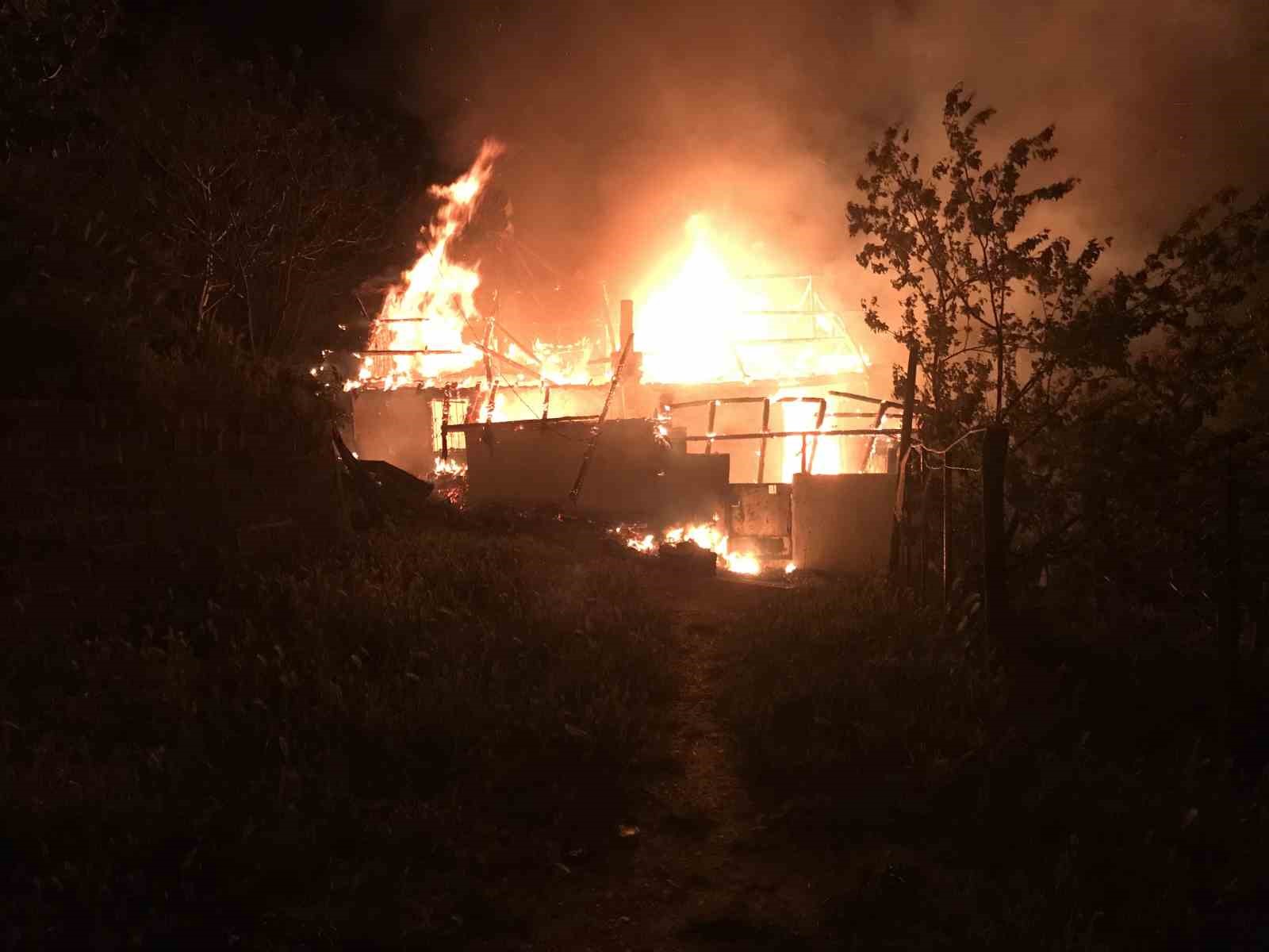 AMASYA’NIN TAŞOVA İLÇESİNE BAĞLI BİR KÖYDE ÇIKAN YANGIN SONUCU EV