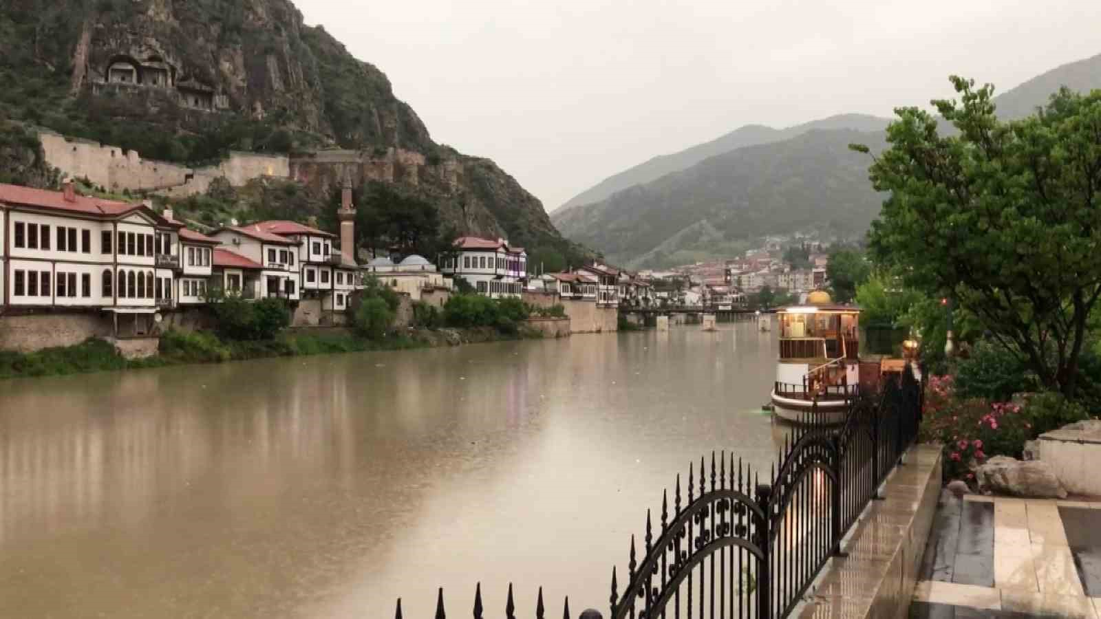 BİR BAĞEVİNDE HASARA YOL AÇAN HORTUM ÜRÜN EKİLİ ARAZİLERE DE