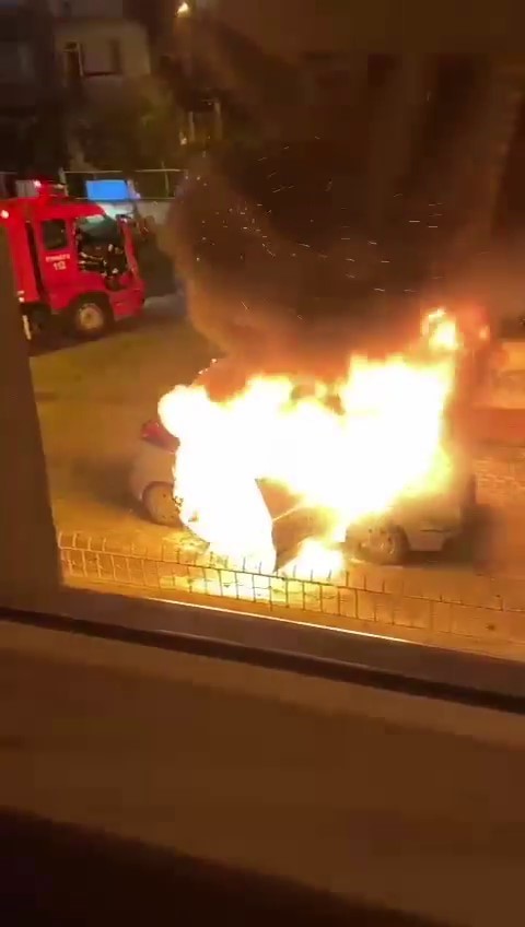 AMASYA’NIN MERZİFON İLÇESİNDE YANGIN ÇIKAN OTOMOBİL BİR ANDA ALEV TOPUNA