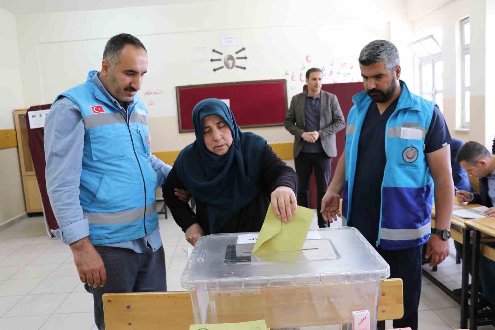 VAN'DA DA İKİNCİ TUR CUMHURBAŞKANLIĞI SEÇİMLERİ İÇİN RAHATSIZLIKLARINDAN DOLAYI EVDEN