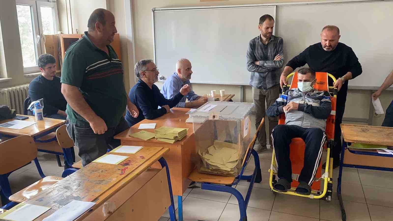 DÜZCE’DE OY KULLANMAK İSTEYEN ANCAK HASTA YATAĞINDAKİ VATANDAŞLAR İÇİN SANDIK