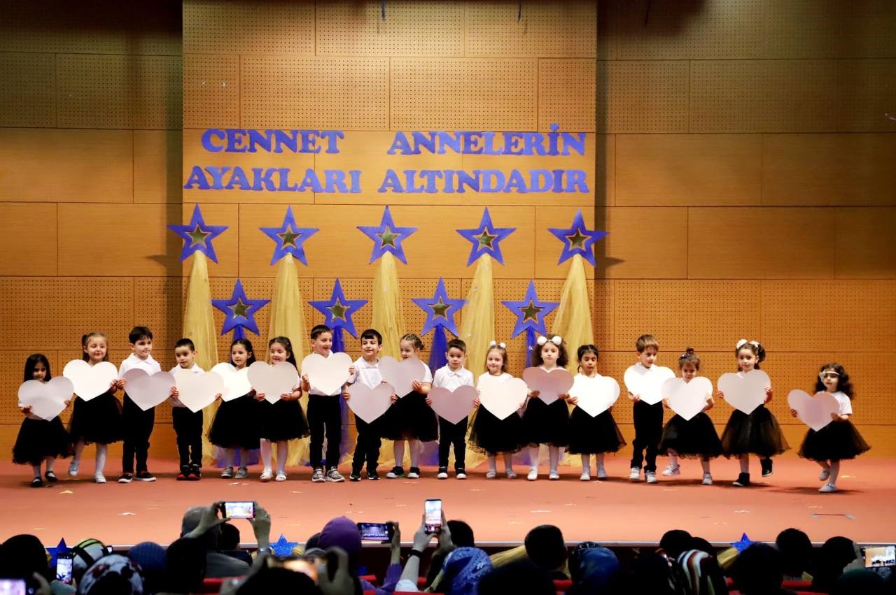 ANAOKULU ÖĞRENCİLERİNDEN ANNELER GÜNÜ KUTLAMASI