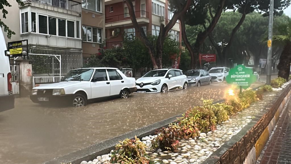 AYDIN’IN KUYUCAK İLÇESİNDE AKŞAM SAATLERİNDE BAŞLAYAN SAĞNAK YAĞIŞ HAYATI FELÇ