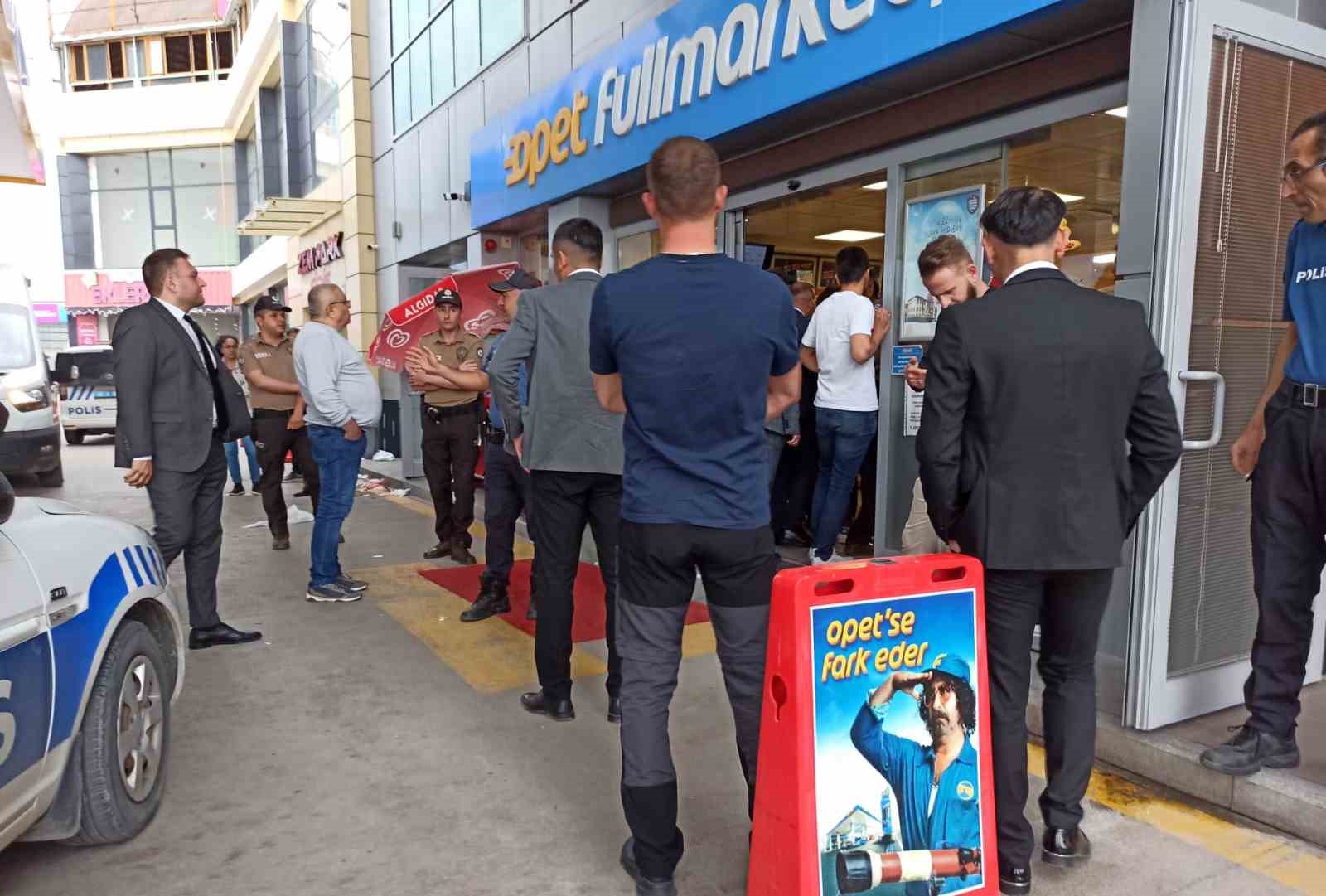 ANKARA’NIN SİNCAN İLÇESİNDE BENZİN İSTASYONUNA GİREN DÜĞÜN KONVOYU VE ÇALIŞANLAR