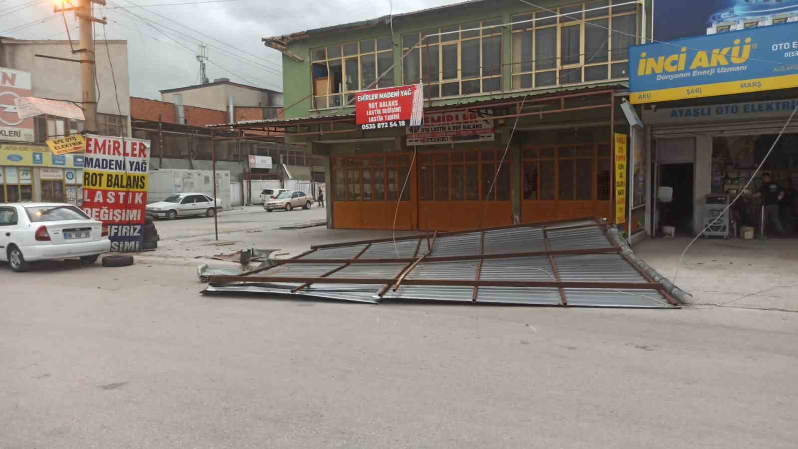 ANKARA’DA FIRTINA ÇATILARI UÇURDU