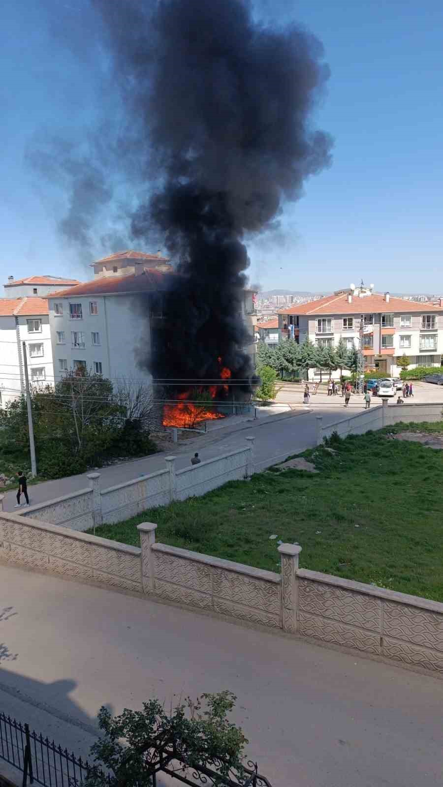 SİNCAN İLÇESİNDE MEYVE KASALARININ TUTUŞMASI SONUCU ÇIKAN YANGINDA BİR DÜKKAN