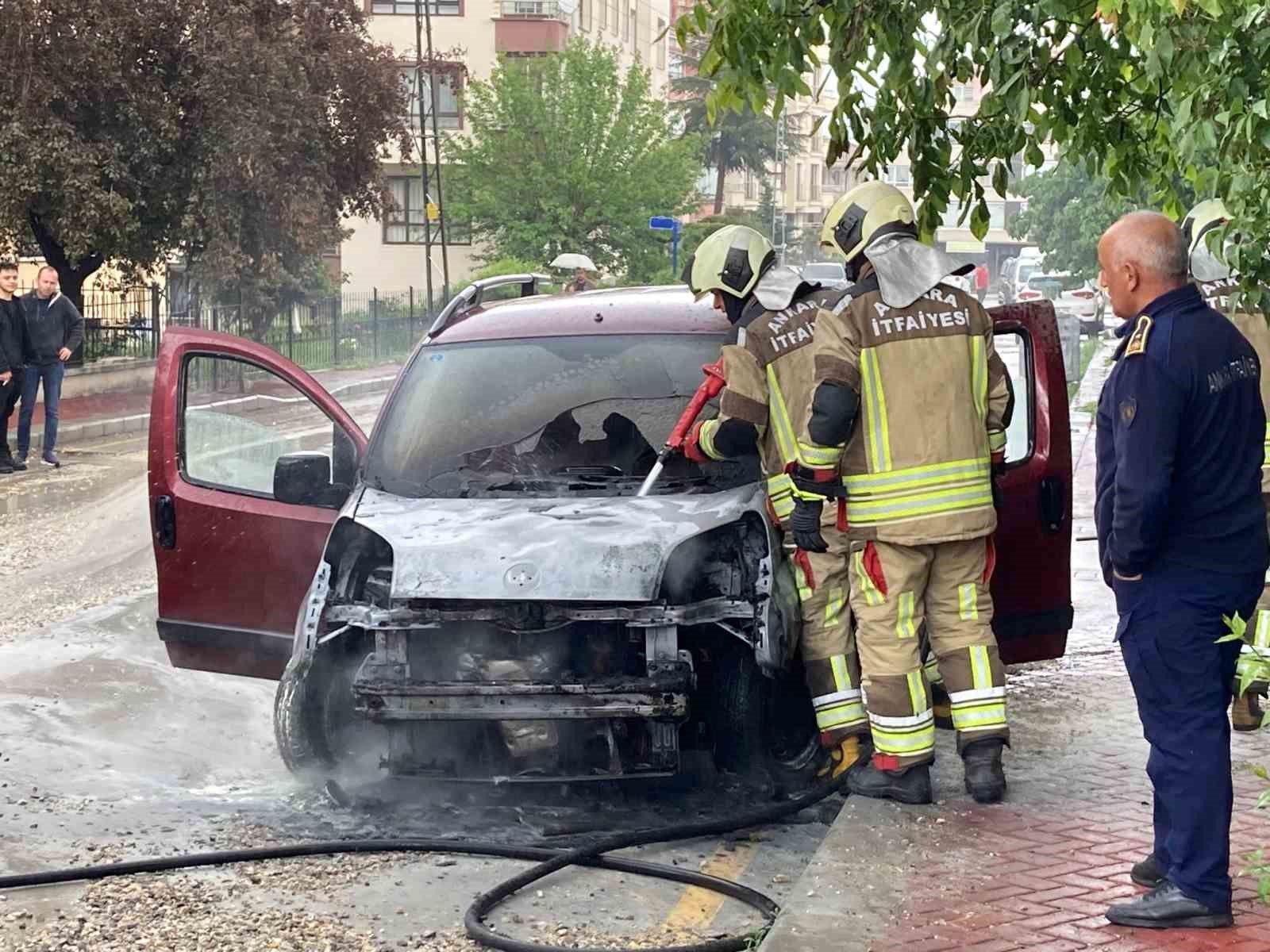 ANKARA’NIN ÇANKAYA İLÇESİNDE  SÜRÜCÜSÜNÜN KONTAĞINI ÇEVİRDİĞİ OTOMOBİL ALEV TOPUNA