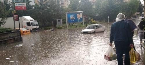 ANKARA’DA AKŞAM SAATLERİNDE BAŞLAYAN YAĞMUR SÜRÜCÜLERE TRAFİKTE ZOR ANLAR YAŞATTI.