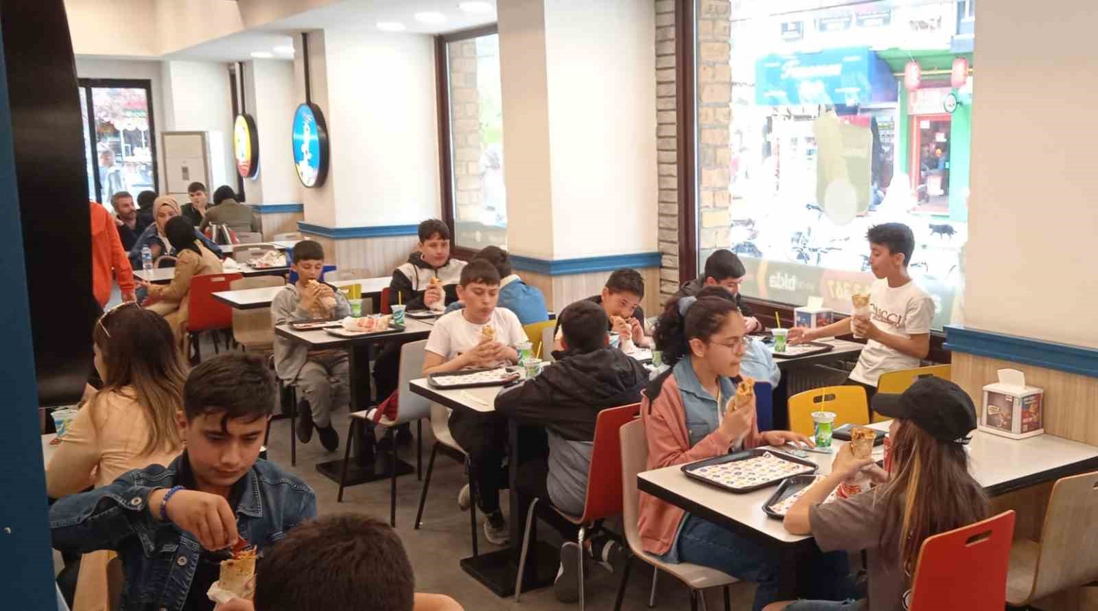 ANKARA’DAN ESKİŞEHİR’E GEZMEYE GELEN ORTAOKUL ÖĞRENCİLERİ, KENT MERKEZİNDE YER ALAN
