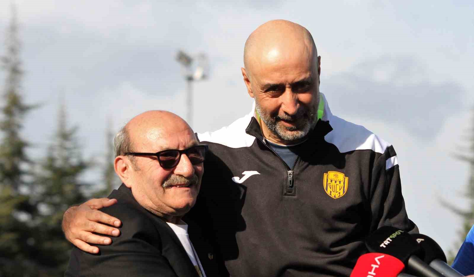 ANKARAGÜCÜ-MEDİPOL BAŞAKŞEHİR MÜCADELESİNDE TAKIMININ MAĞLUP OLMASI ÜZERİNE GÖZYAŞLARI TUTAMAYAN TARAFTARINA