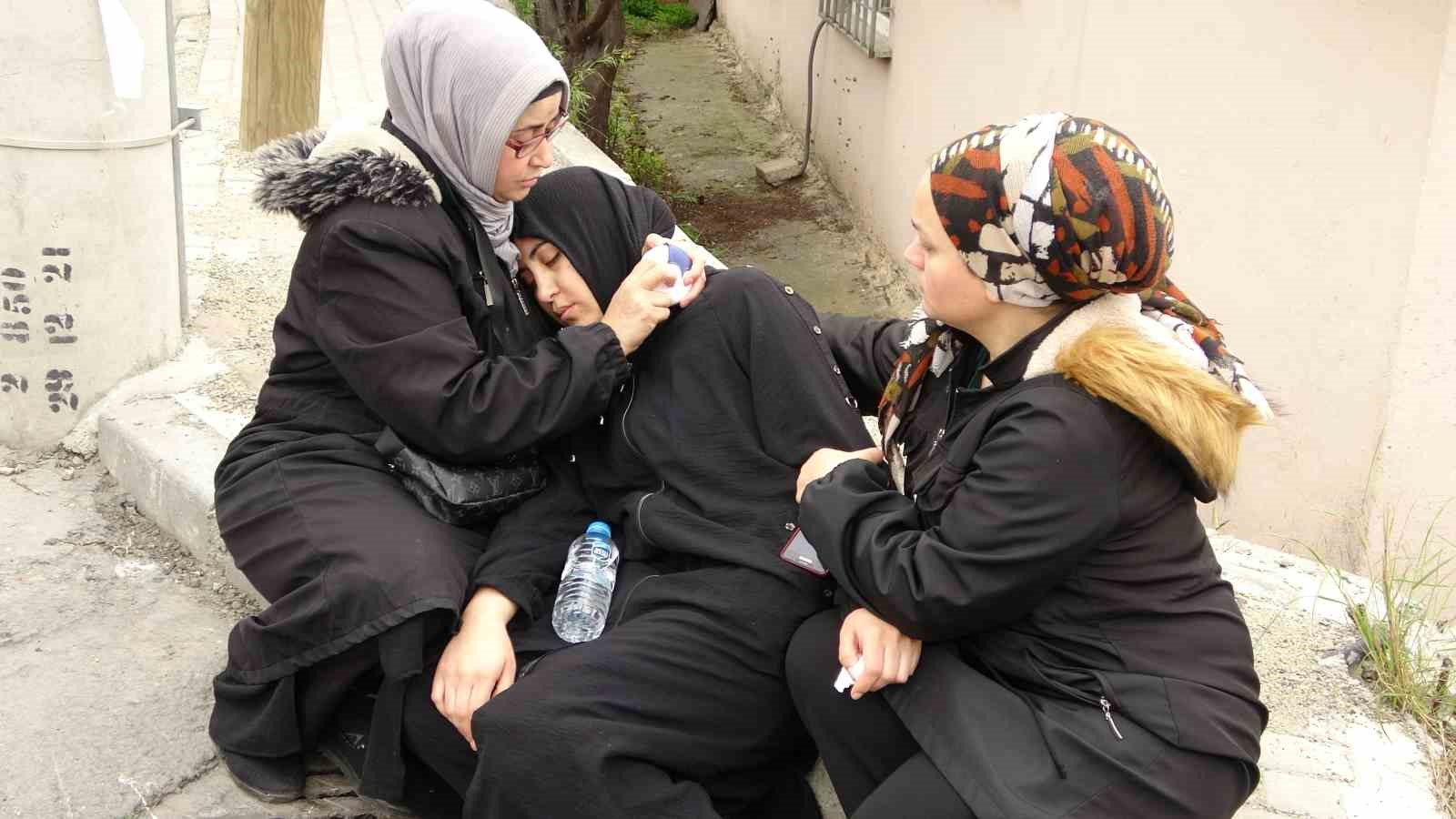 ESMA NUR AVCI'NIN ANNESİ ZEYNEP AVCI AĞIT YAKARAK BAYILDI.