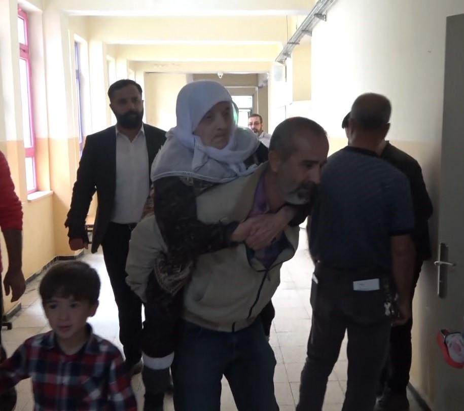 MUŞ’TA YAŞAYAN PARKİNSON HASTASI DİLBER TUNÇ (83), OĞLUNUN SIRTINDAN GELDİĞİ