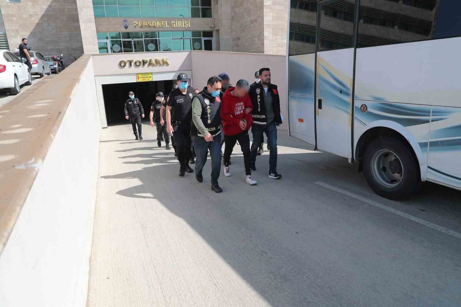 ANTALYA’DA ARANAN ŞAHISLARA YÖNELİK EŞ ZAMANLI YAPILAN OPERASYONDA 81 ŞAHIS