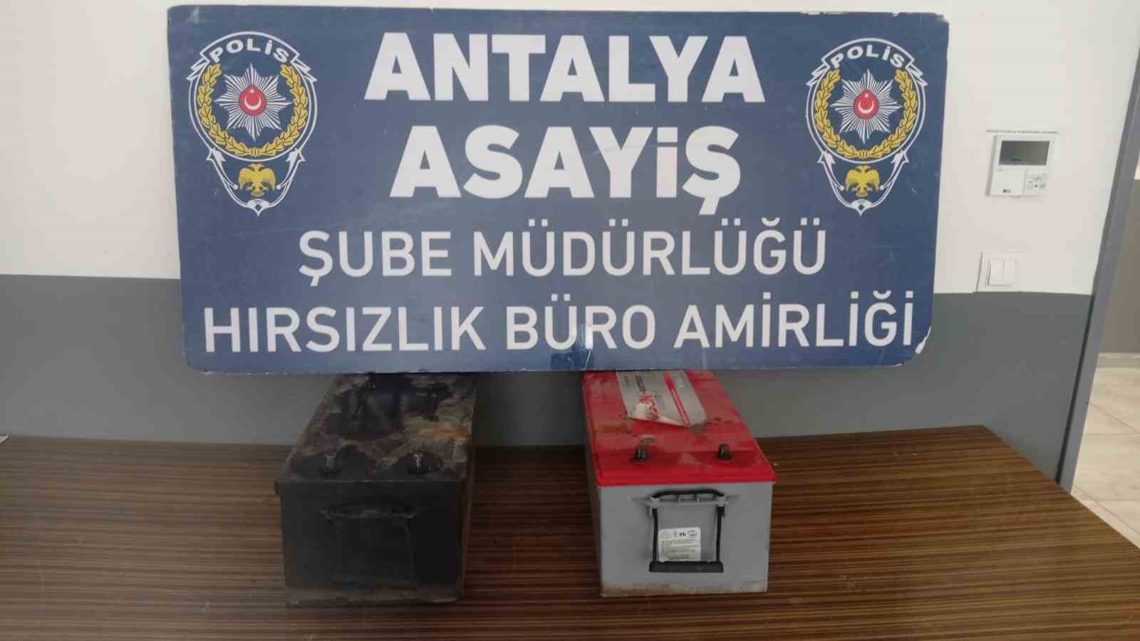 ANTALYA'DA BİR OTOMOBİLDEN AKÜ HIRSIZLIĞI YAPAN ŞÜPHELİ YAKALANDI.