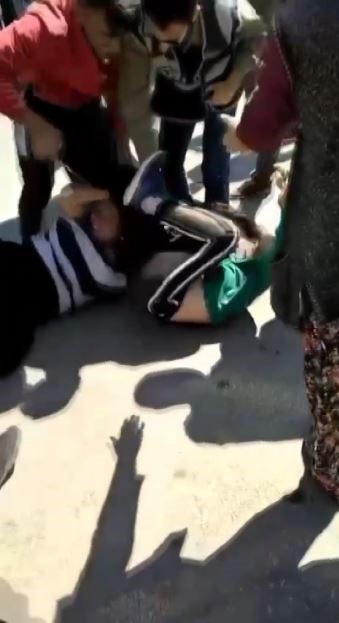 ANTALYA'NIN KEPEZ İLÇESİNDE BİR KADININ ELİNDE BIÇAKLA, MAHALLELİYİ TEHDİT EDİP,
