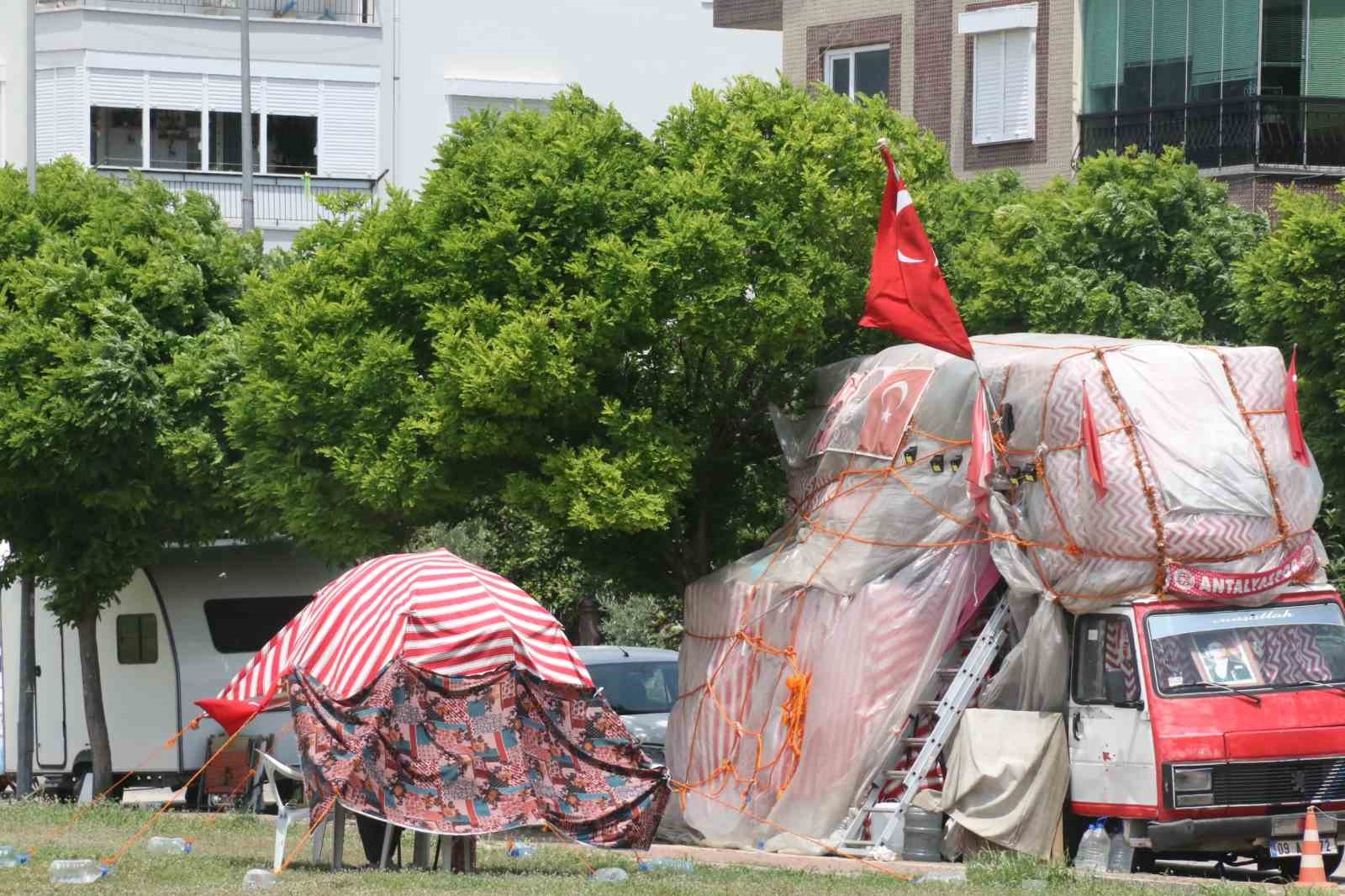 ANTALYA’DA ÖZELLİKLE PANDEMİNİN ARDINDAN KULLANIMI ARTAN KARAVANLAR, DENİZE YAKIN LÜKS