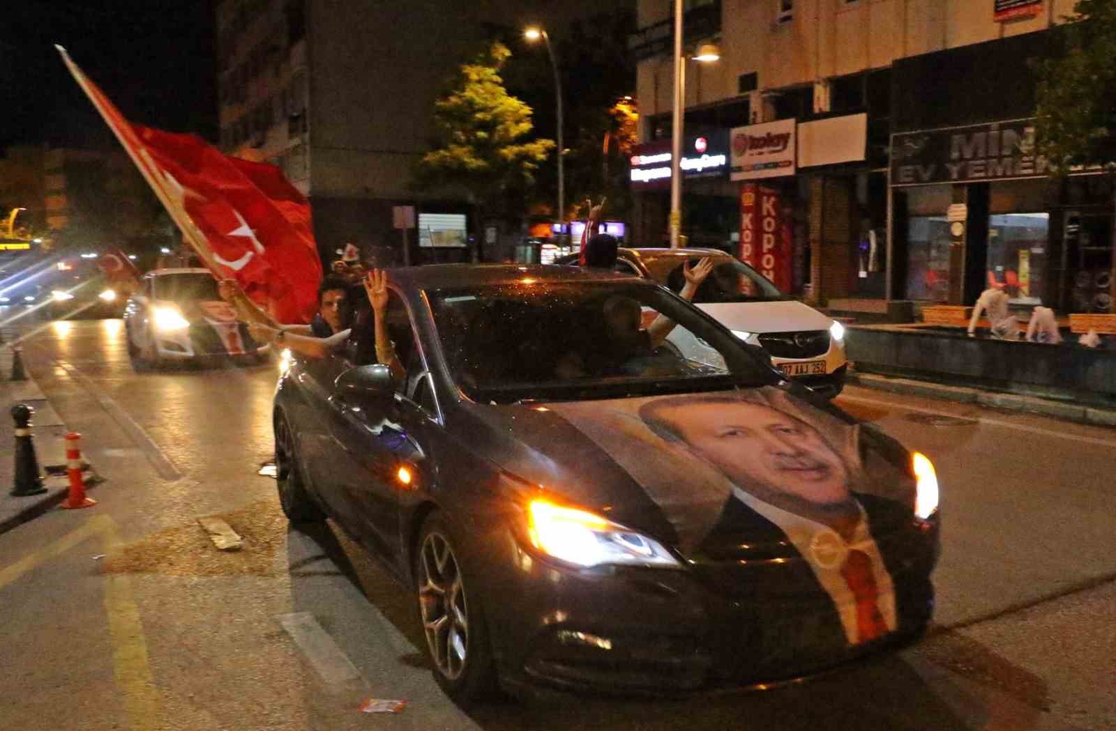 CUMHURBAŞKANI RECEP TAYYİP ERDOĞAN'IN RESMİ OLMAYAN SONUÇLARA GÖRE SEÇİMDEN YÜZDE
