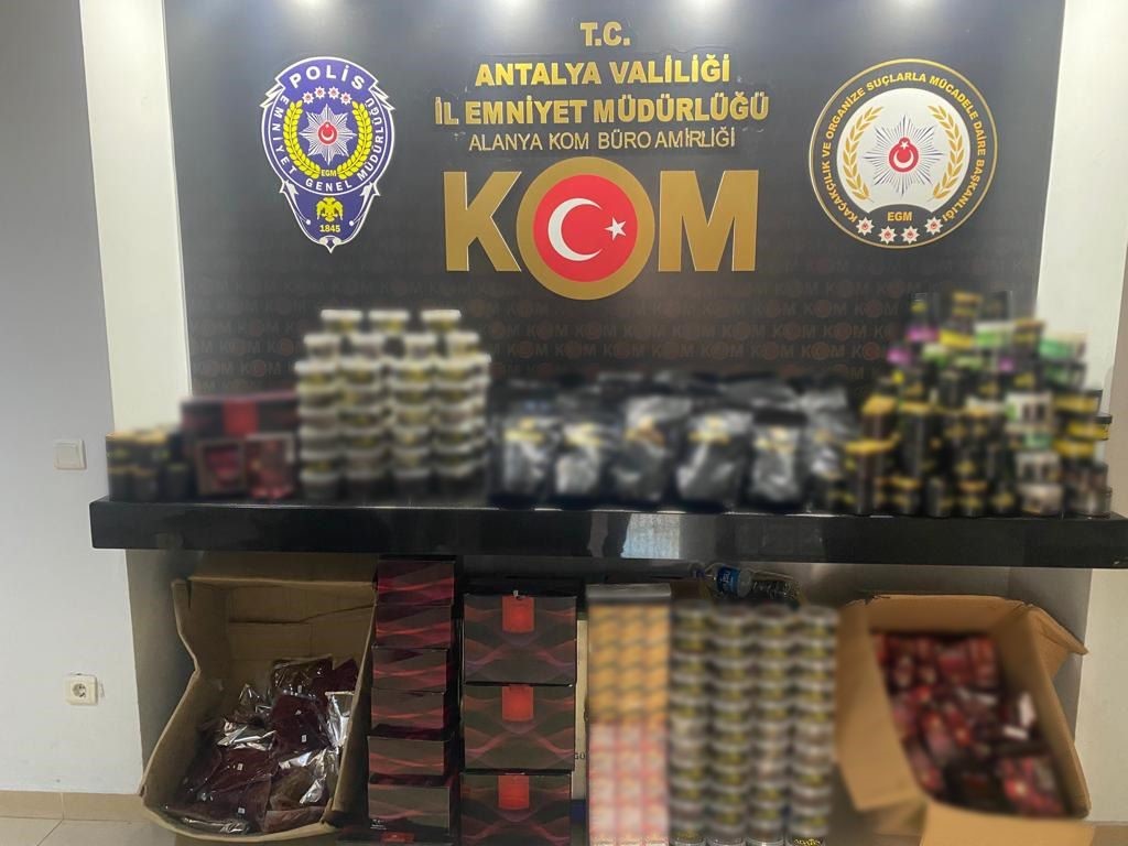 ANTALYA'DA 2 İLÇEDE YAPILAN ÇALIŞMALARDA  GÜMRÜK KAÇAĞI TÜTÜN VE
